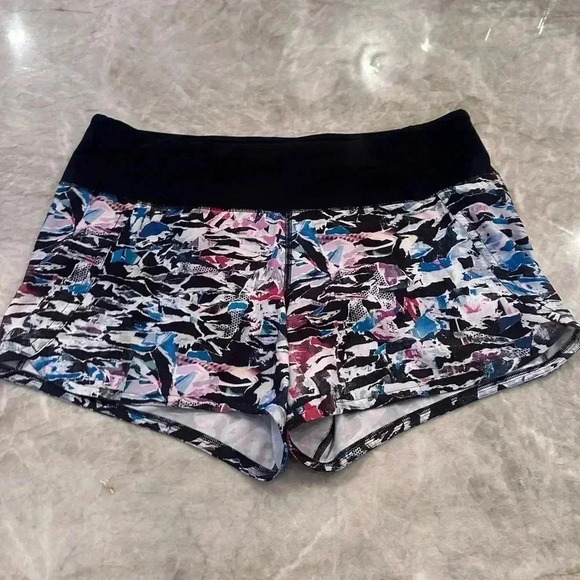 Lululemon Break Free Short (2.5") Culture Clash Multi Black size 8 - Picture 3 of 7